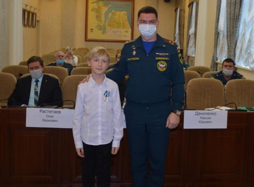 Медаль за спасение себя и сестры из пожара получил 9-летний волгодонец 