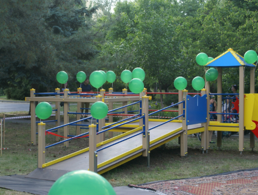 В Волгодонске появилась первая игровая площадка для детей-инвалидов