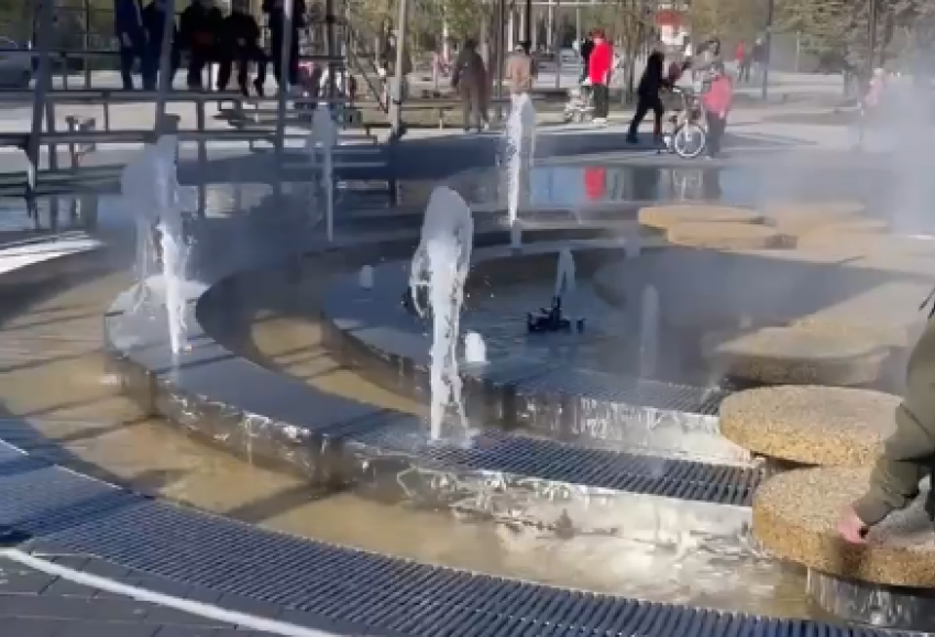 Пока в тестовом режиме: в сквере «Дружба» заработал новый фонтан