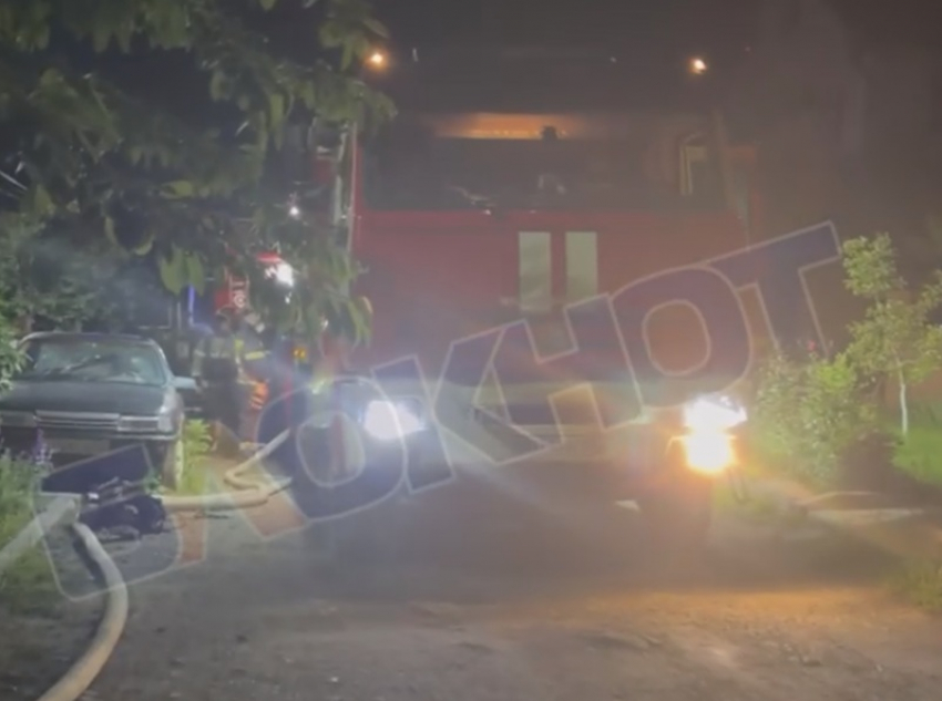 Рядом с В-16 поздно вечером загорелся коттедж 