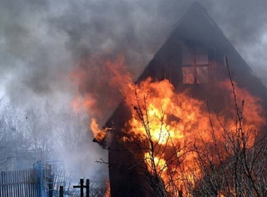 В волгодонском садоводстве «Донской сад» сгорел дом