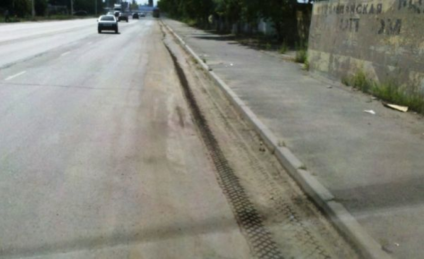 Чем в очередной раз в Волгодонске занимается мусороуборочная машина? - жители города недоумевают