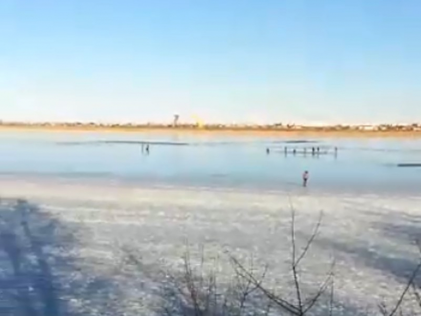 Первые любители зимней рыбалки уже вышли на лед в Волгодонске