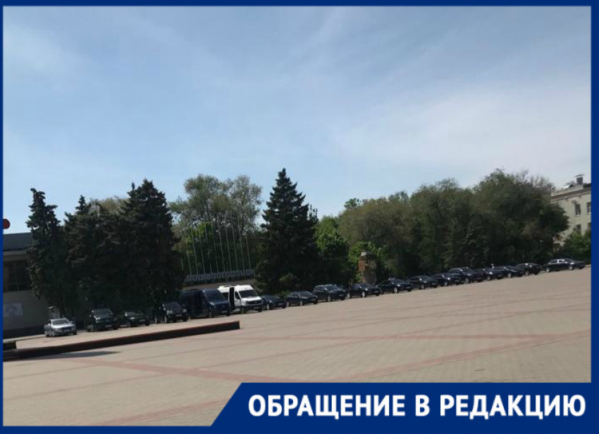 Прямо на площади Победы припарковались два десятка автомобилей атомщиков 