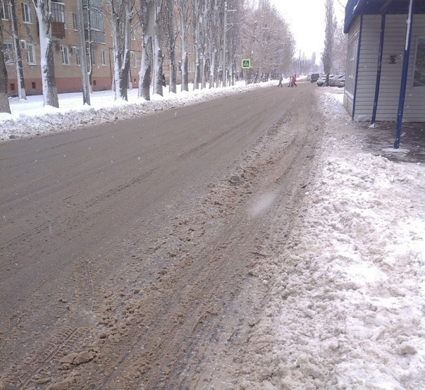 Во время снегопада волгодонские коммунальщики высыпали на городские улицы 254 машины песка