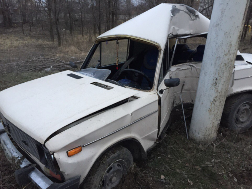 В Волгодонске ВАЗ-2106 разбился о столб на Жуковском шоссе – водитель в больнице