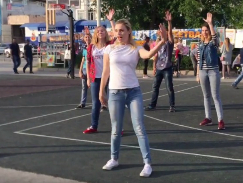 «Молодежь Волгодонска» устроила танцевальный флэшмоб на Комсомольской площади