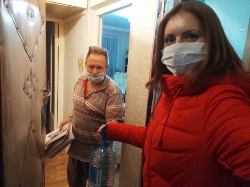 Привозили нуждающимся лекарства и продукты: в новогодние праздники волонтеры и соцработники помогли почти 70 волгодонцам
