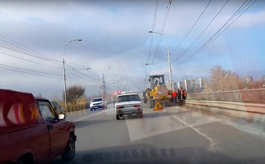 «Зачем уборочную технику выгоняют на мост в час-пик?» – автолюбители Волгодонска