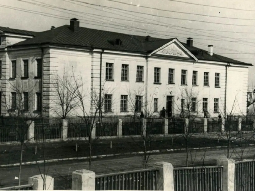 71 год назад в Волгодонске открылась самая красивая  школа