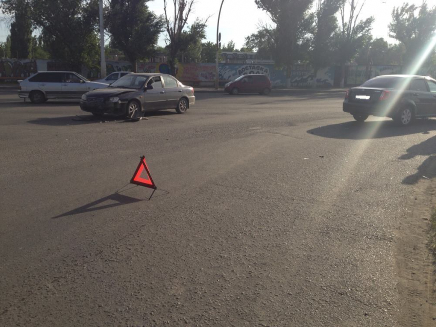 В Волгодонске на перекрестке у бывшей базы «Автолик» столкнулись «Daewoo Gentra» и «Kia Spectra»