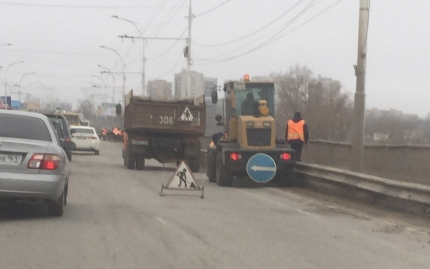 Коммунальщики издеваются над нами, или почему мост чистят именно в утренний час пик - читатель