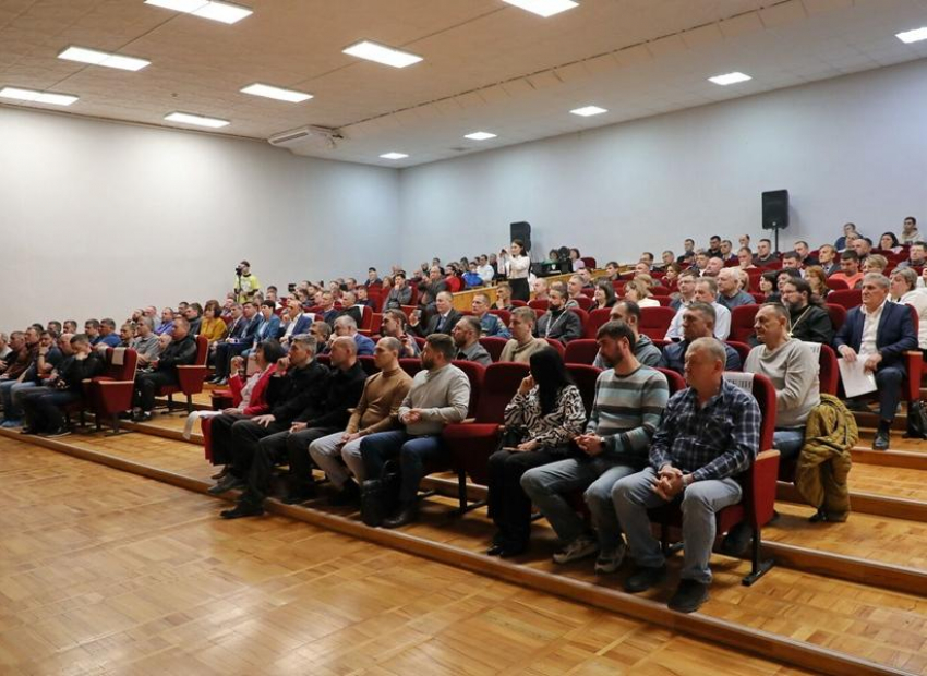 «Отец – нужное слово в каждой судьбе»: первый городской форум объединил активных пап Волгодонска