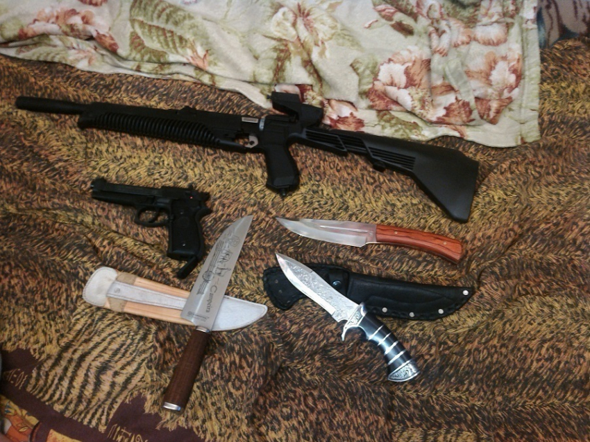 В одной из волгодонских квартир судебные приставы  арестовали целый арсенал коллекционного оружия