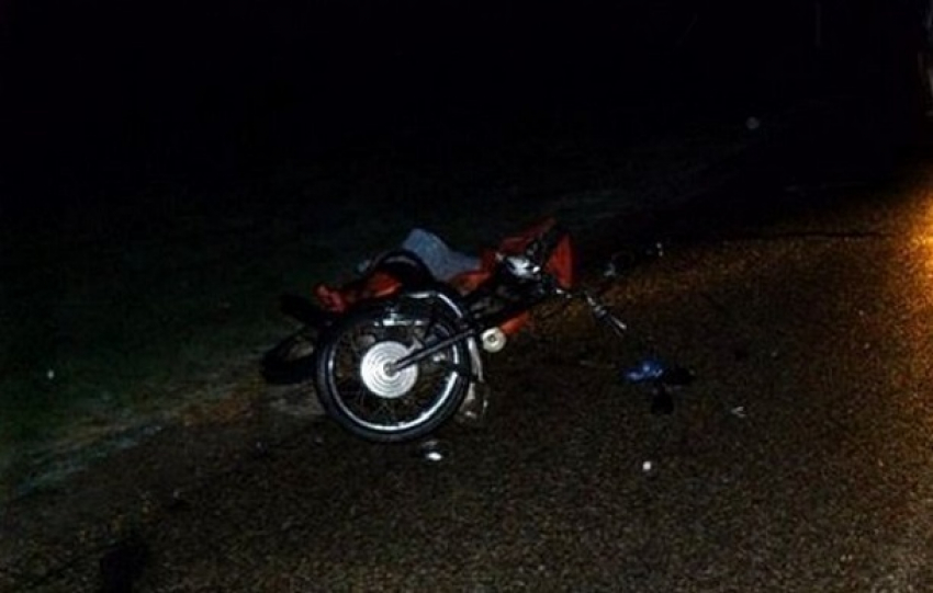 Водитель ЗИЛа сбил парня на раритетном мотоцикле и его пассажира