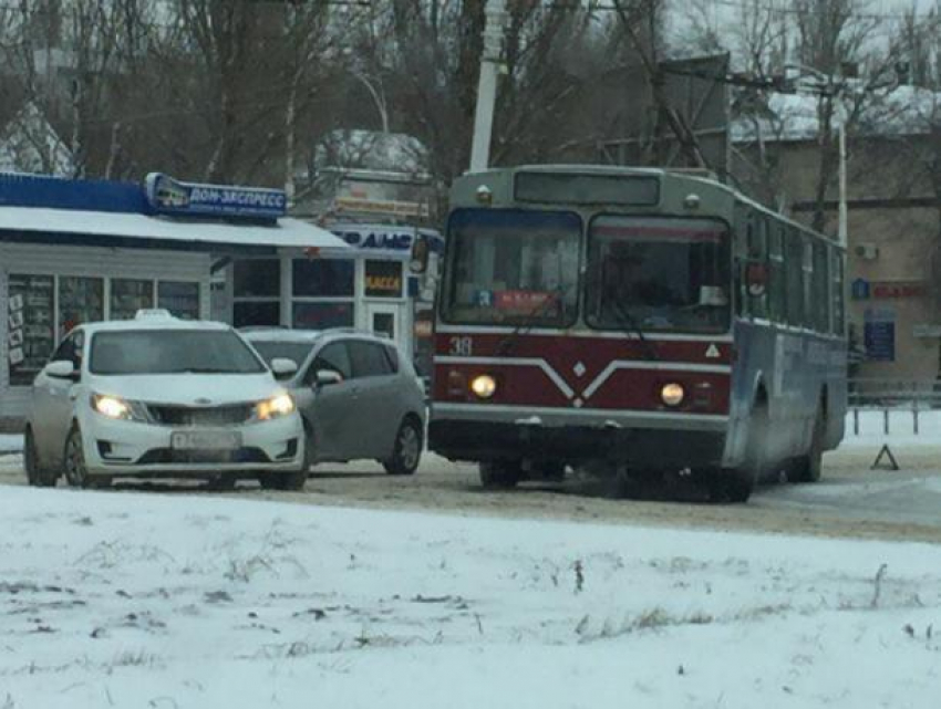 Рога обломали: Троллейбус «Тройка» сломался на круговой транспортной развязке в центре Волгодонска 