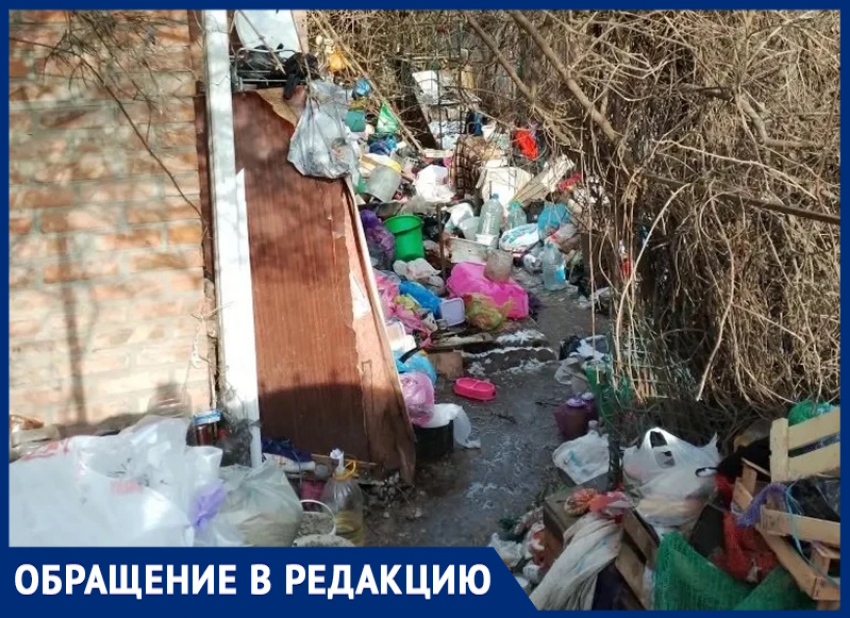Волгодончанка с «Синдромом Плюшкина» завалила двор мусором и превратила в ад жизнь соседей