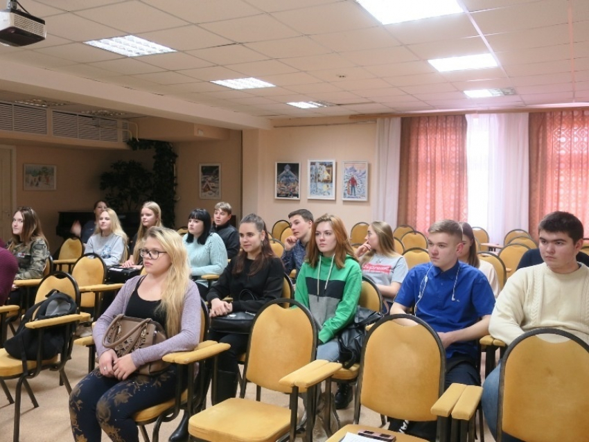 В центральной библиотеке Волгодонска состоялась онлайн-встреча с писателем Андреем Эмдиным