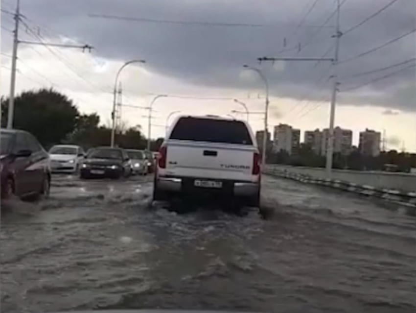 Мост в Волгодонске превратился в огромную реку