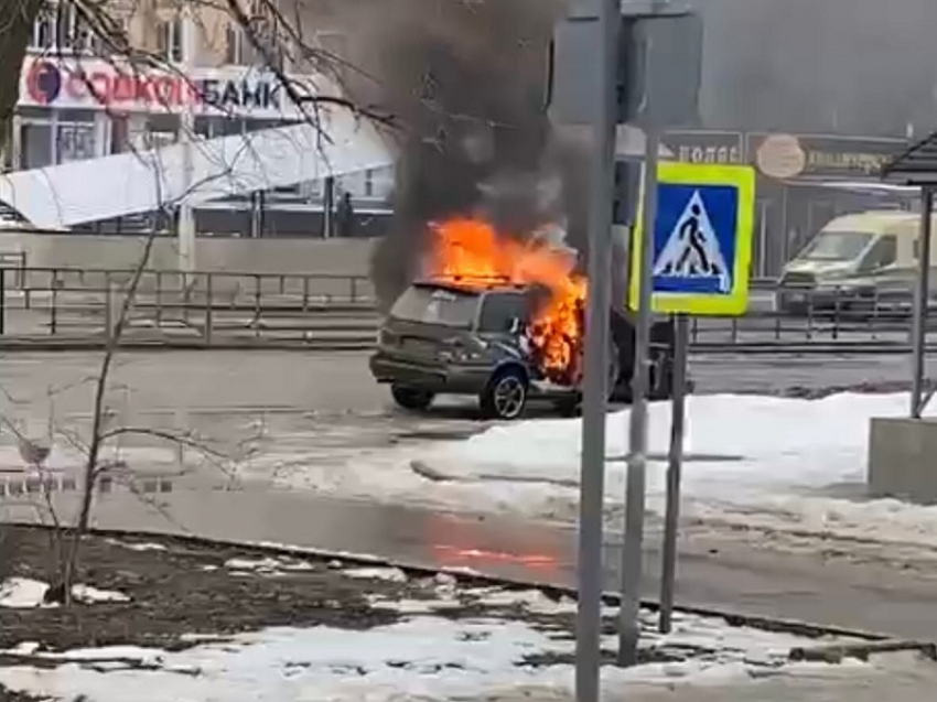 Пылающий автомобиль образовал километровую пробку на Строителей