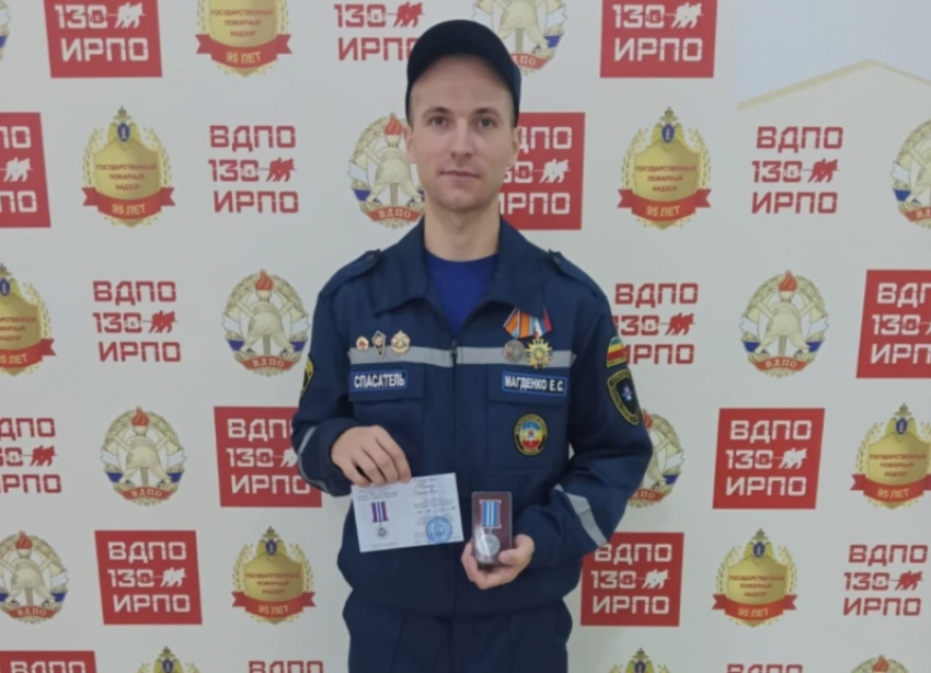 Блогера-спасателя из Волгодонска наградили медалью за популяризацию профессии