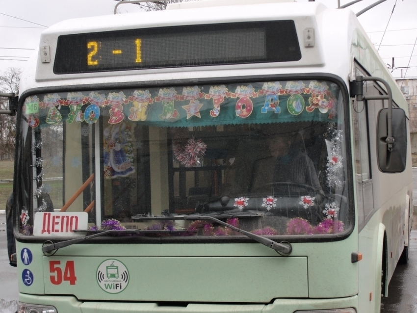 В Волгодонске выбрали самые нарядные новогодние троллейбусы и автобусы