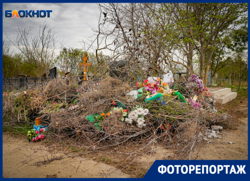 За горами мусора не видно могил: как выглядит «новое кладбище» в преддверии Пасхи