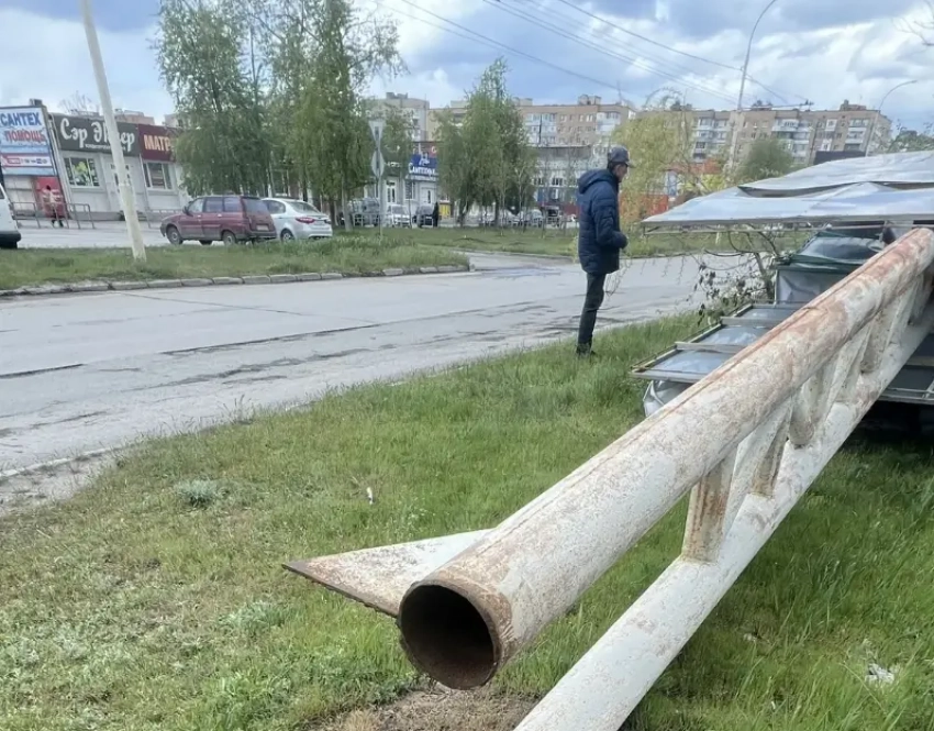   Огромный рекламный щит рухнул от сильного ветра на улице Королёва в Волгодонске