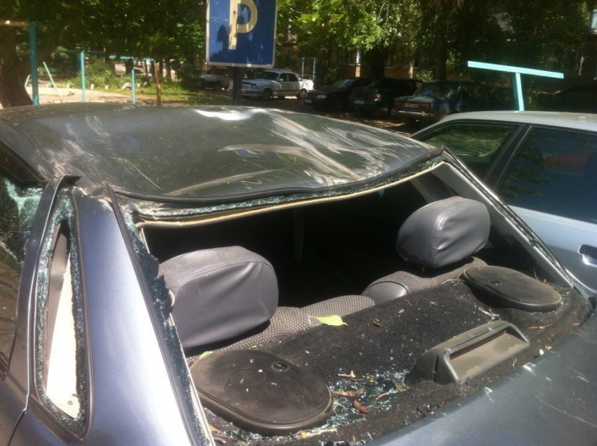 В Волгодонске у здания администрации на автомобиль упало дерево 