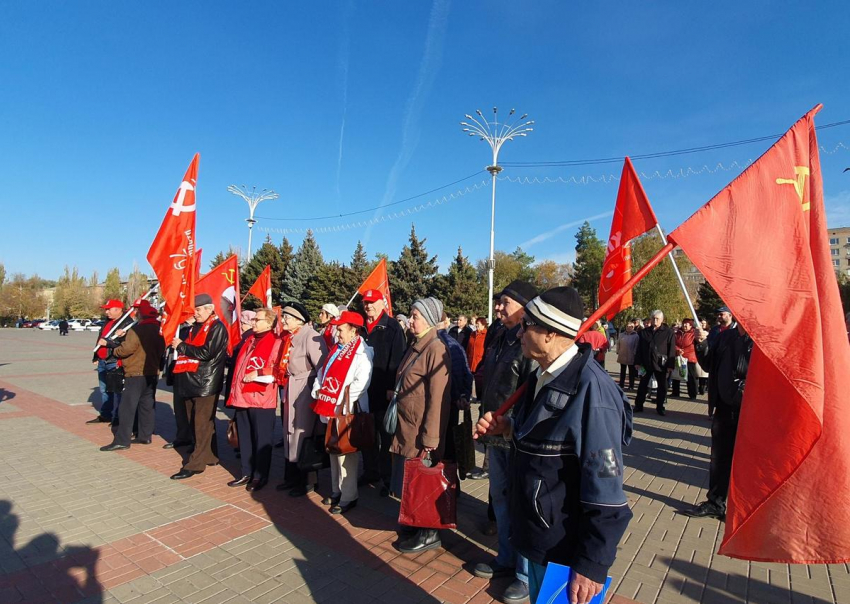 Митинг коммунистов прошел на площади Победы в Волгодонске 