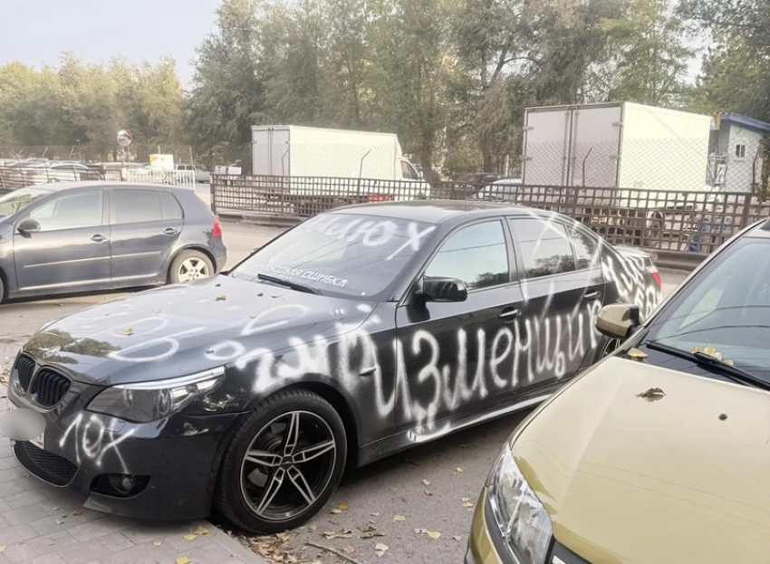 Шлюх, тварь, изменщик: в Волгодонске автомобиль пострадал от женской ревности 