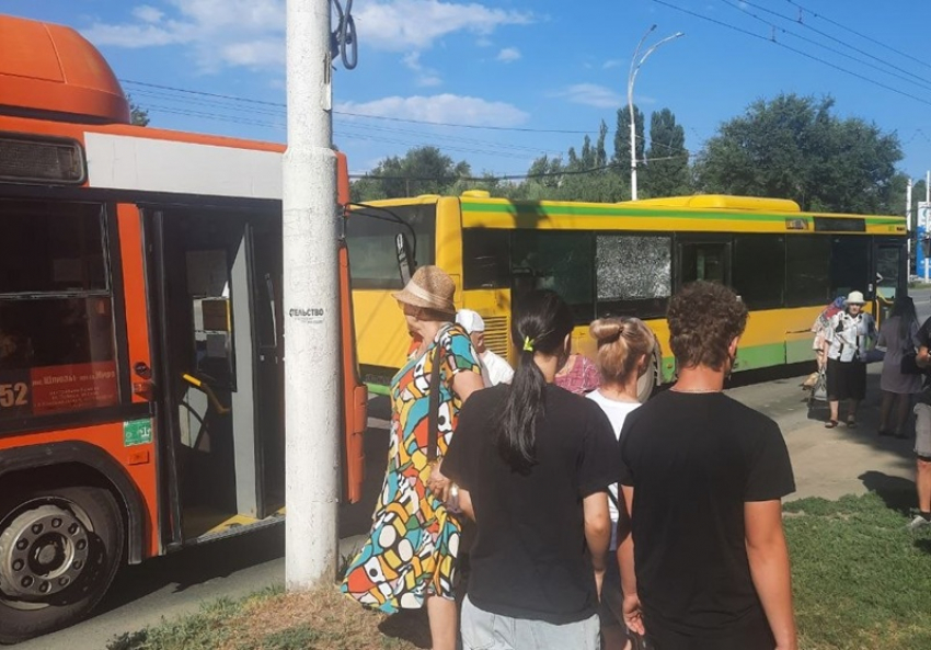 Сбито зеркало, люди в шоке: частный и муниципальный автобусы устроили гонки за пассажиров на улице Морской, - очевидцы