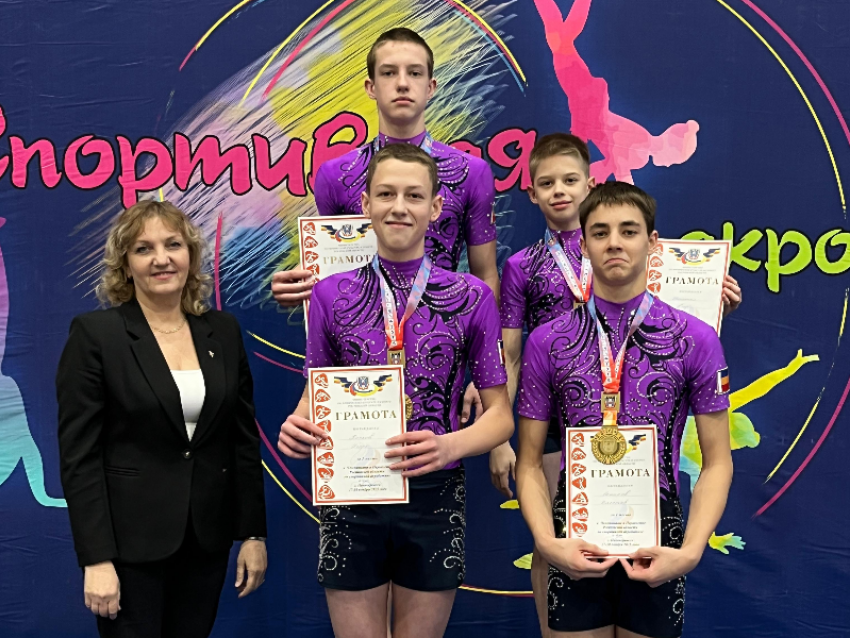 Волгодонские акробаты завоевали 18 золотых медалей на областных соревнованиях!