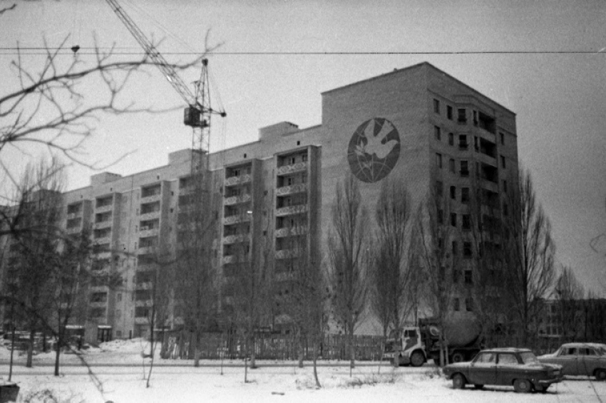 Волгодонск прежде и теперь: дом на проспекте Строителей с голубем мира
