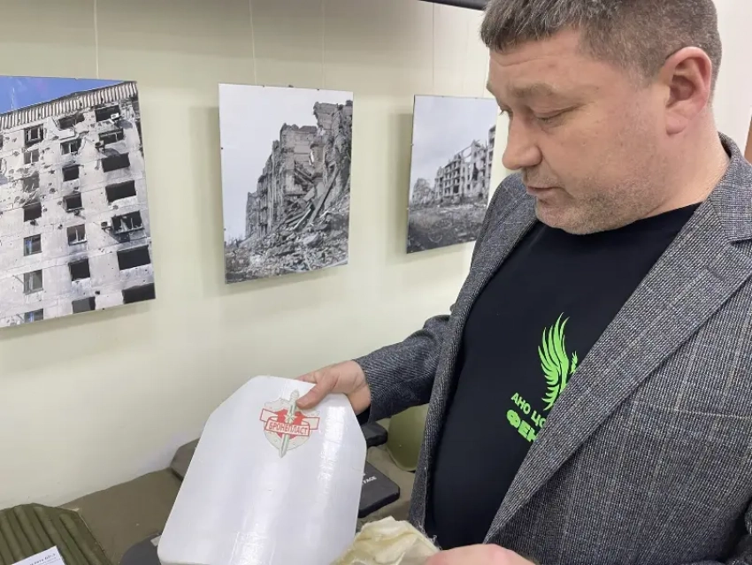 «Победа будет за нами!»: четвертую годовщину с начала СВО Волгодонск отметил выставкой оружейных трофеев