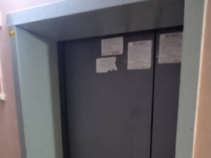 Исправным назвали в ДСиГХ издающий «страшные звуки» лифт в высотке на Строителей 