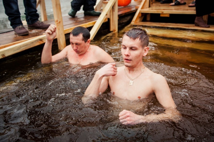 На Крещение спасатели не рекомендуют окунаться в прорубь с головой