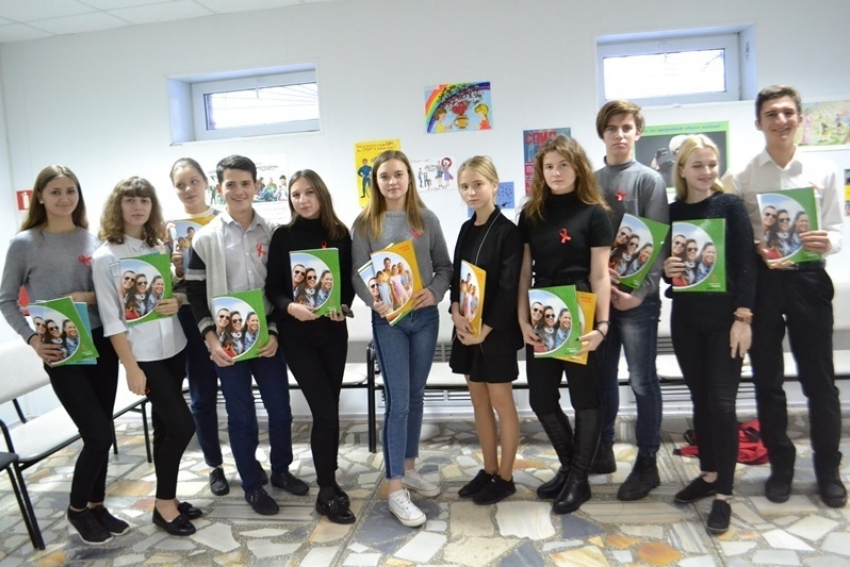 Школьники из Волгодонска приняли участие в акции, посвященной Дню борьбы со СПИДом