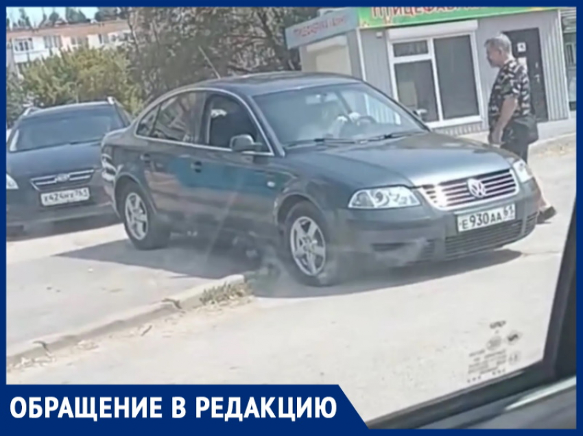 «Пешеход - не столб, обойдет?»: горожанка возмущена дерзкой парковкой водителя на тротуаре