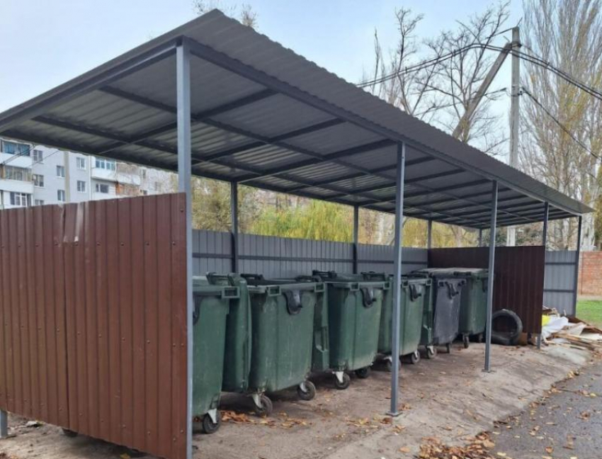 В трех дворах Волгодонска появились новые площадки с отсеками для крупного мусора
