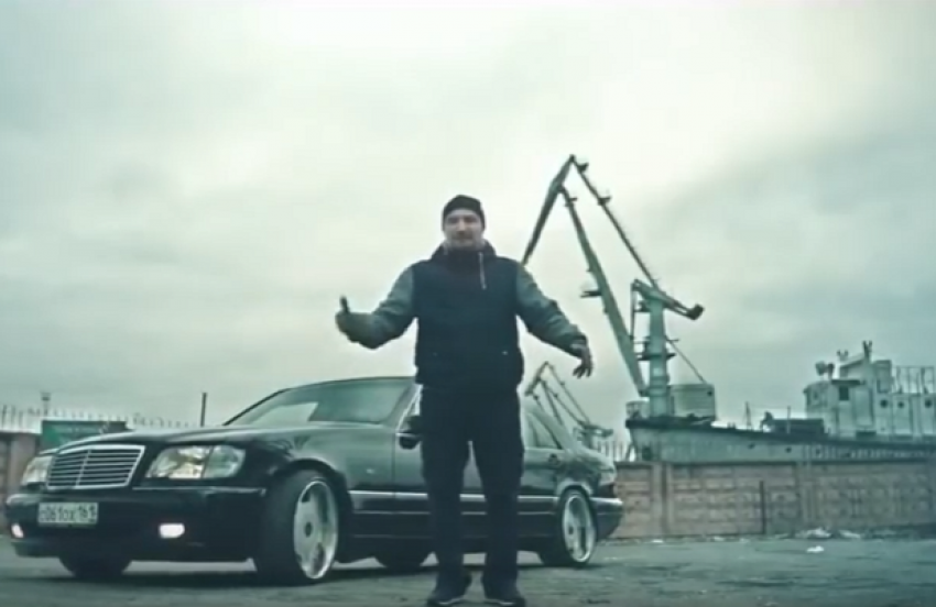 Рэпер Boxer в новом клипе показал дождливую изнанку Волгодонска