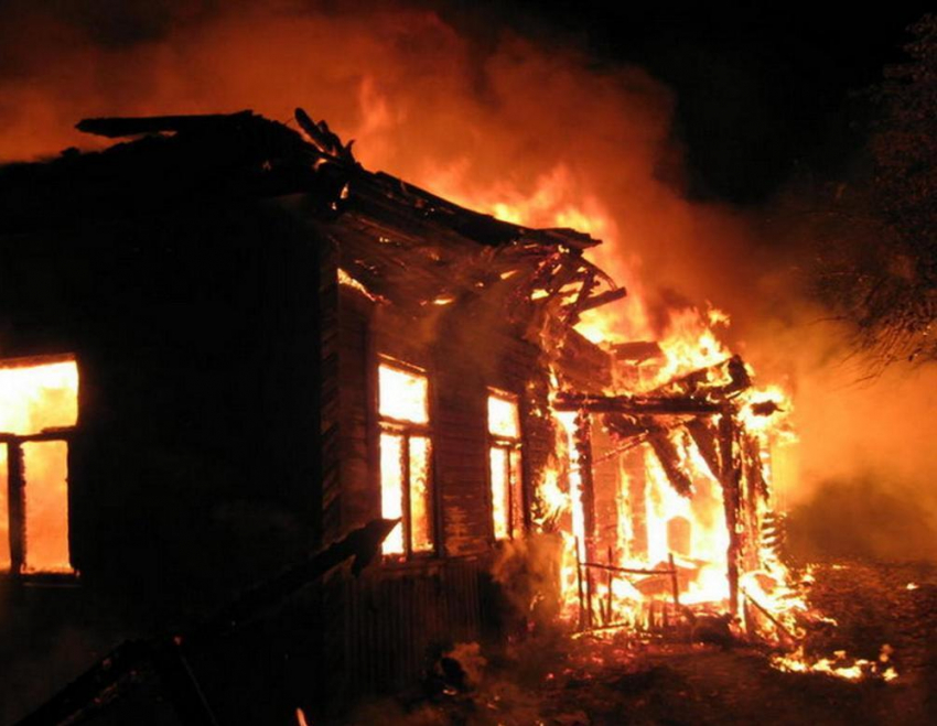В Дубовском районе ночью сгорел большой одноэтажный дом
