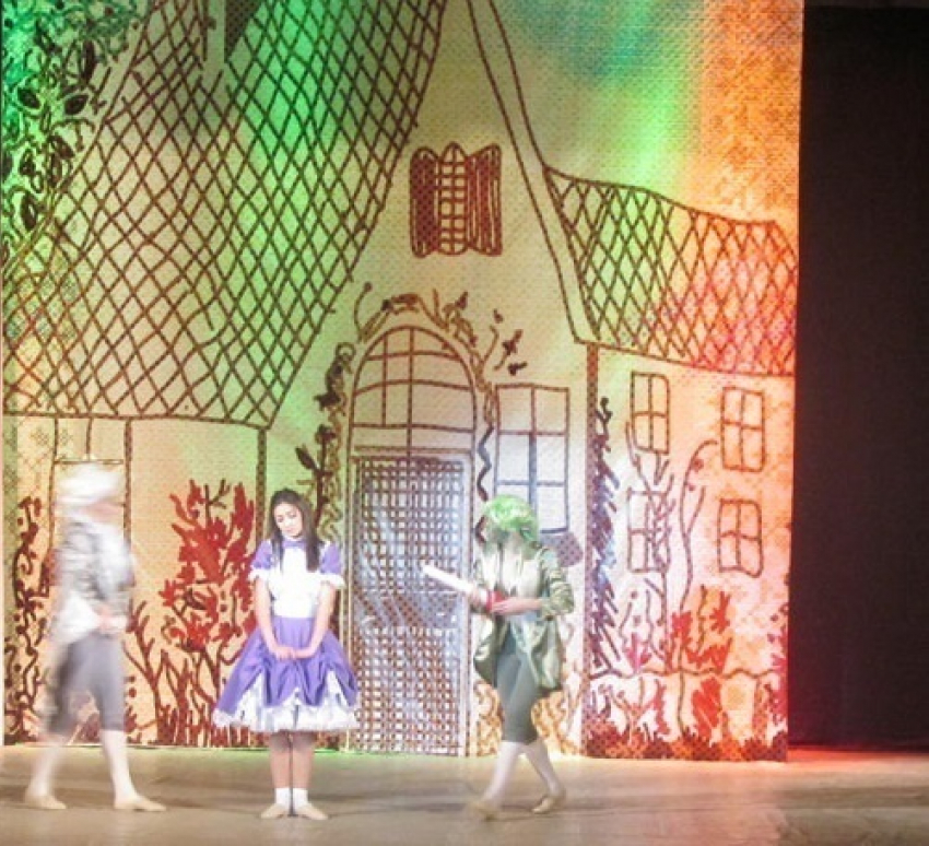 В Волгодонске представили постановку спектакля «Алиса в стране чудес»