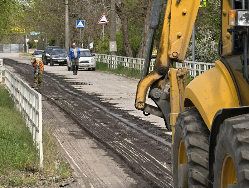 В Волгодонске начали ремонт разбитой дороги в переулке Пушкина
