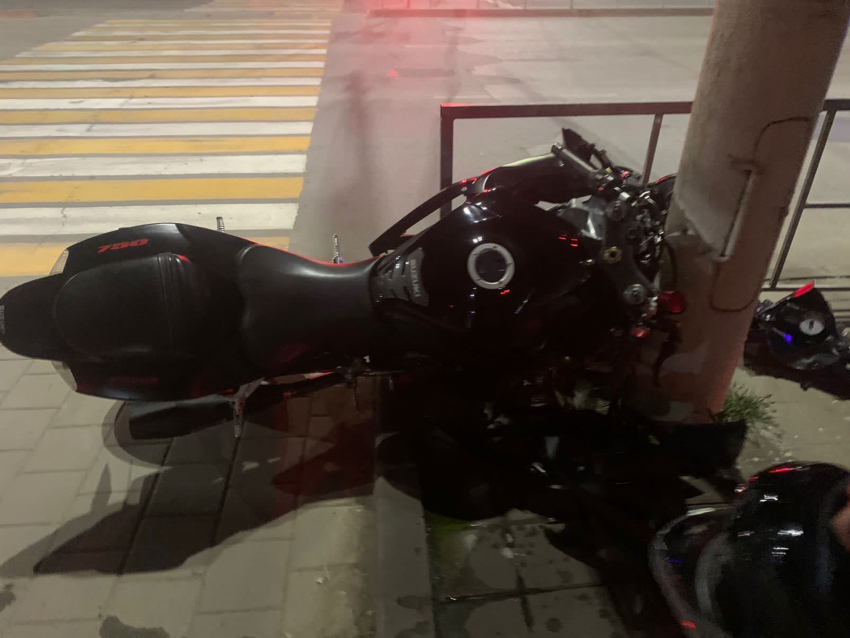 Мотоциклист влетел в столб на проспекте Строителей 