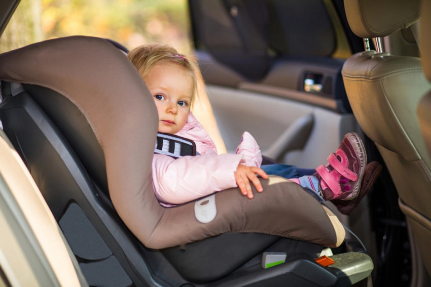 Автомобили волгодонских родителей проверят на наличие детских кресел