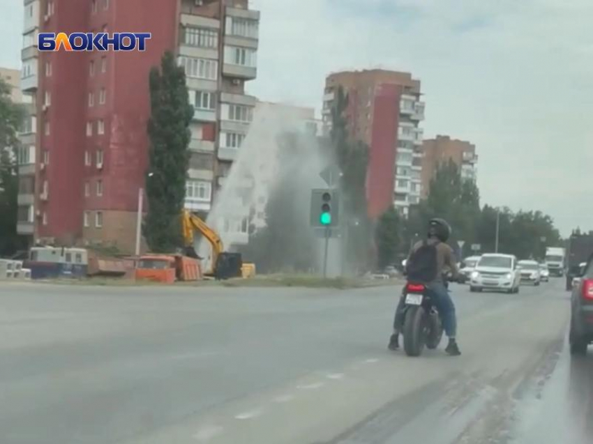 Огромный коммунальный фонтан забил на улице Степной в Волгодонске 
