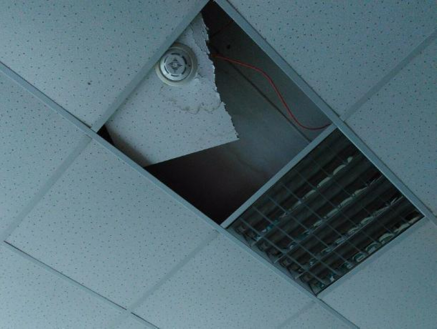 В Волгодонске в профессиональном лицее дизайнеров обвалился потолок 