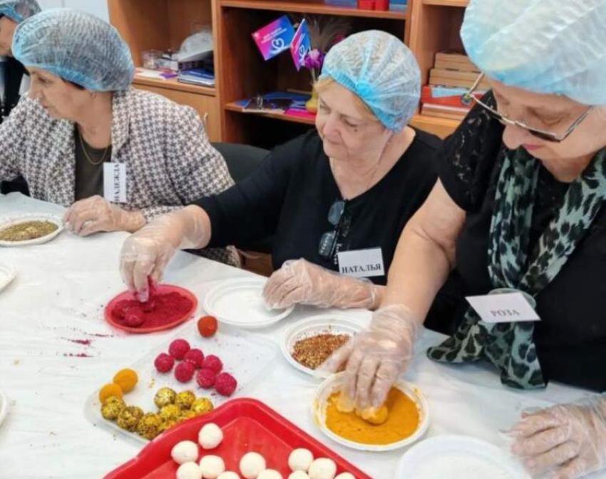 Пенсионеров Цимлянска научили варить сыр