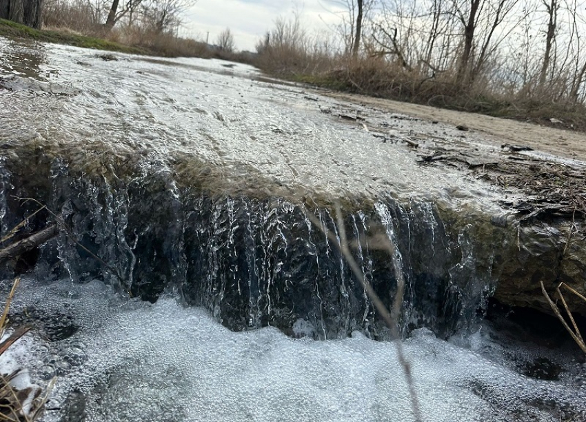  Чистая вода стоимостью в миллионы рублей течет в Цимлянское водохранилище из дырявый трубы Водоканала